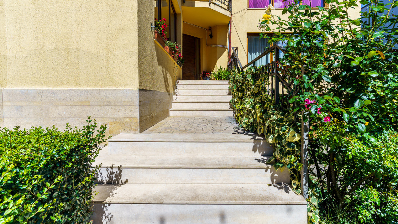 Casă deosebită cu 6 camere de vânzare în zona Andrei Muresanu