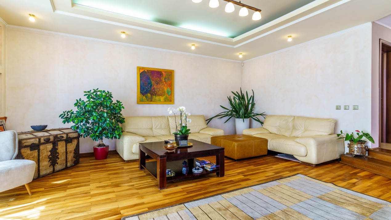 Casă deosebită cu 6 camere de vânzare în zona Andrei Muresanu