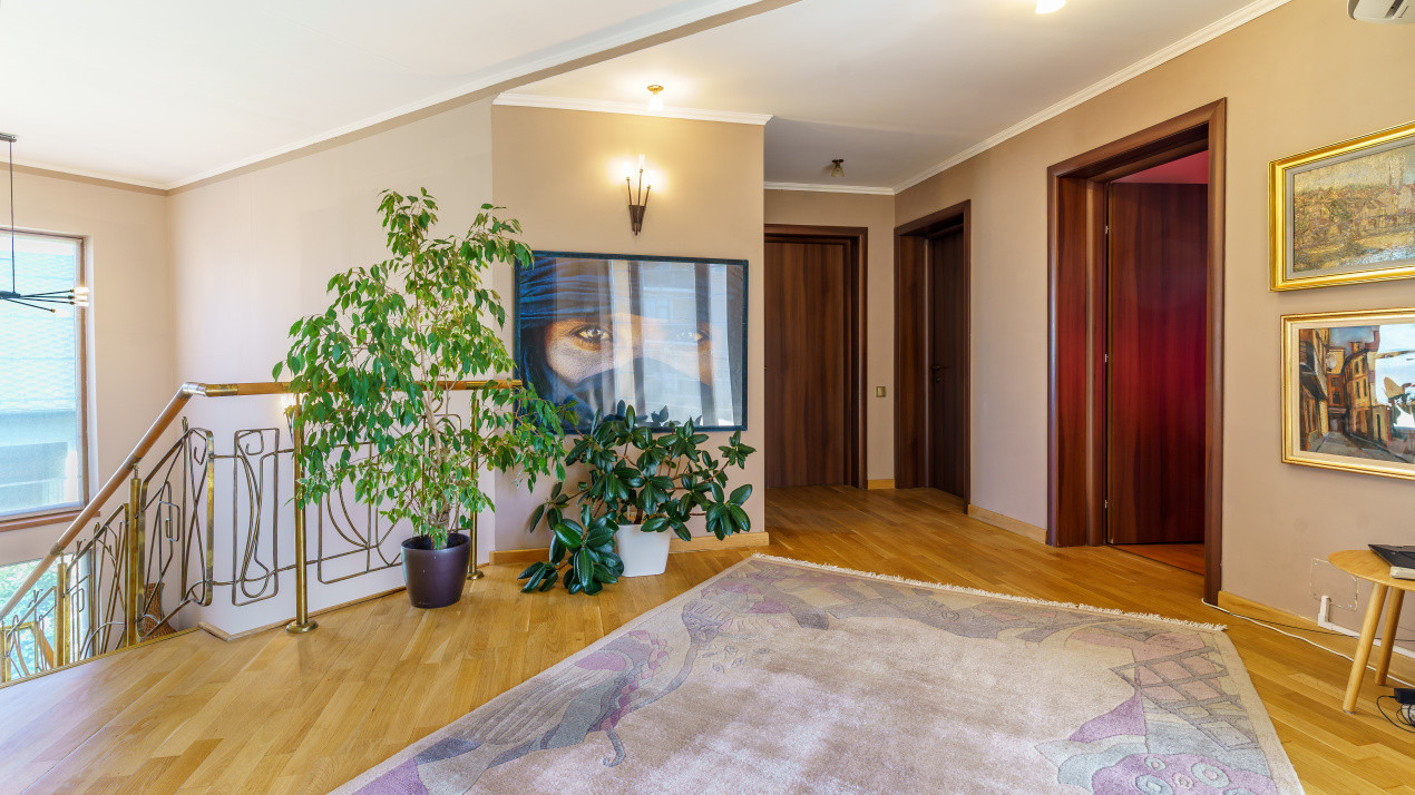 Casă deosebită cu 6 camere de vânzare în zona Andrei Muresanu