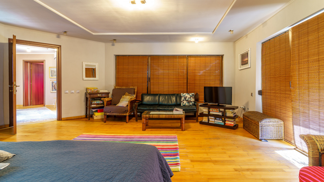 Casă deosebită cu 6 camere de vânzare în zona Andrei Muresanu