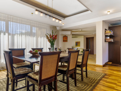 Casă deosebită cu 6 camere de vânzare în zona Andrei Muresanu