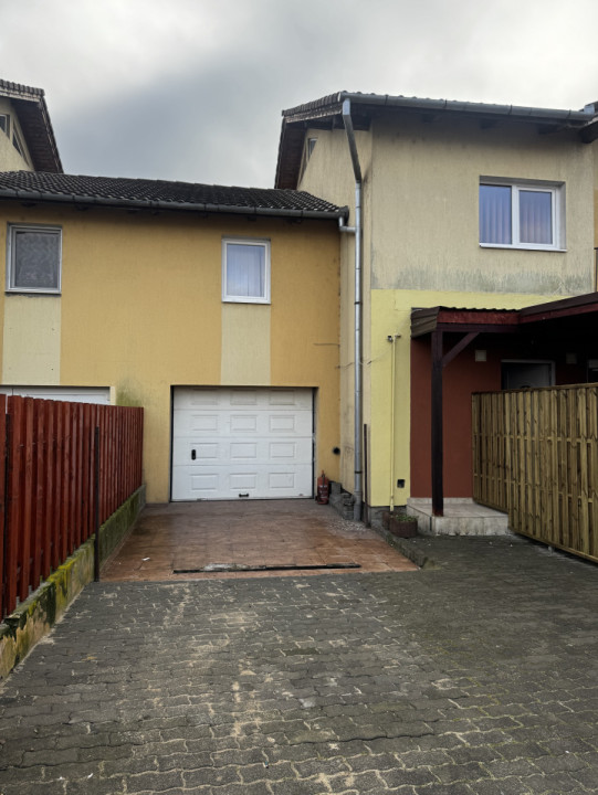 Apartament tip casă cu 4 camere, curte și garaj – Florești, str. Dumitru Mocanu