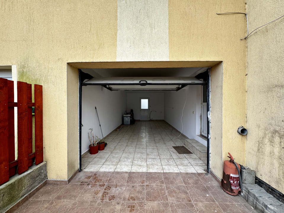 Apartament tip casă cu 4 camere, curte și garaj – Florești, str. Dumitru Mocanu